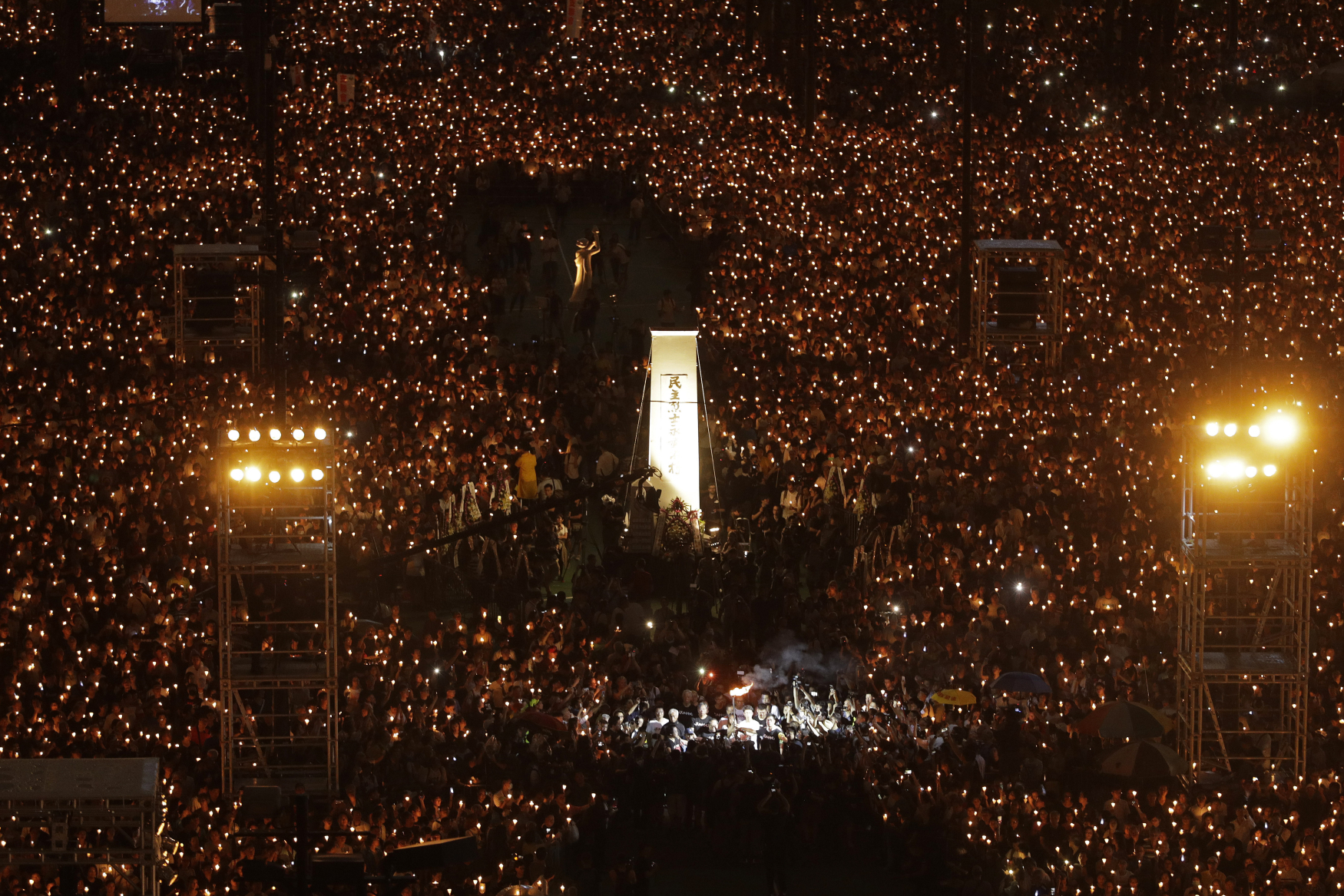 Tisíce lidí v Hongkongu si připomněli 30. výročí potlačení demonstrace na Náměstí nebeského klidu v Pekingu