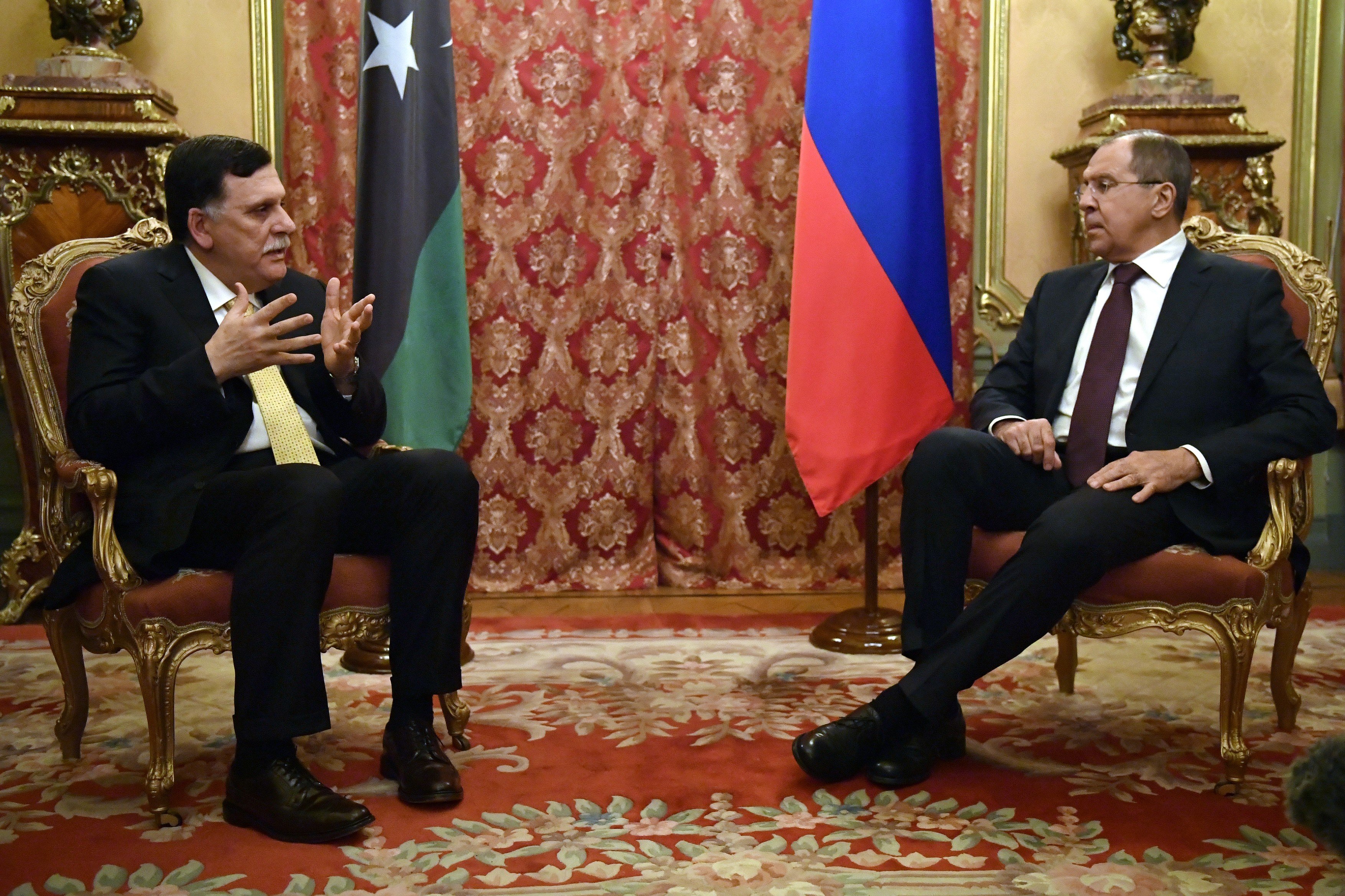 Ruský ministr zahraničí Sergej Lavrov na schůzce s libyjským premiérem Fáizem Serrádžem (2017)