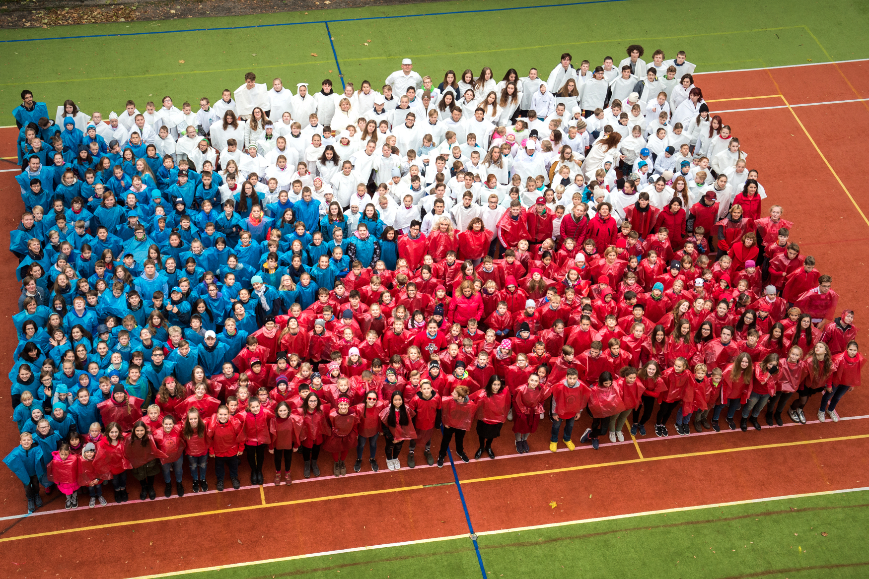 Celkem 520 žáků a učitelů ZŠ Husova v Liberci složilo u příležitosti 100. výročí vzniku Československa živý obraz v podobě státní vlajky