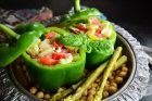 Zeleninové jídlo (Vegan Stuffed Bell Peppers with Chickpeas and Asparagus)
