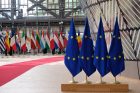 Vlajky zemí Evropské unie v budově Evropské rady v Bruselu