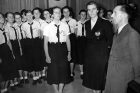 Jutta Rüdigerová (vpravo v tmavém) a Joseph Goebbels vítají sto vedoucích ze Svazu německých dívek (BDM) z Würtemberska, 7. září 1940