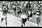 Tommie Smith (uprostřed) z USA vyhrál olympijský sprint na 200 metrů v Mexico City 16. října 1968. Týmový kolega John Carlos (s číslem 259) skončil třetí