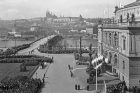 Prostranství před budovou parlamentu, Rudolfina (vpravo), v pozadí panorama Hradčan (rok 1937)