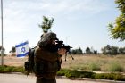 Izraelský voják zajišťuje oblast po smrtícím průniku ozbrojenců Hamásu z pásma Gazy v kibucu Kissufim na jihu Izraele