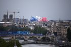 Dýmovnicová show vytvořila na pozadí Paříže francouzskou vlajku
