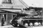 Sovětský tank IS-2 během postupu v květnu 1945 v Čechách