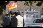 Migranti stojící před státním přijímacím úřadem v Dolním Sasku (říjen 2023)