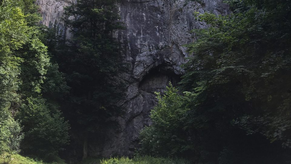 Vchod do jeskyně Býčí skála v Moravském krasu