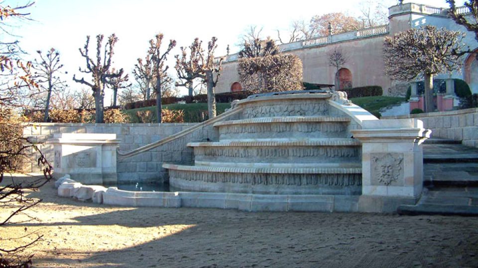 Stav po dokončení architektonické části kaskádové fontány na podzim roku 2006.