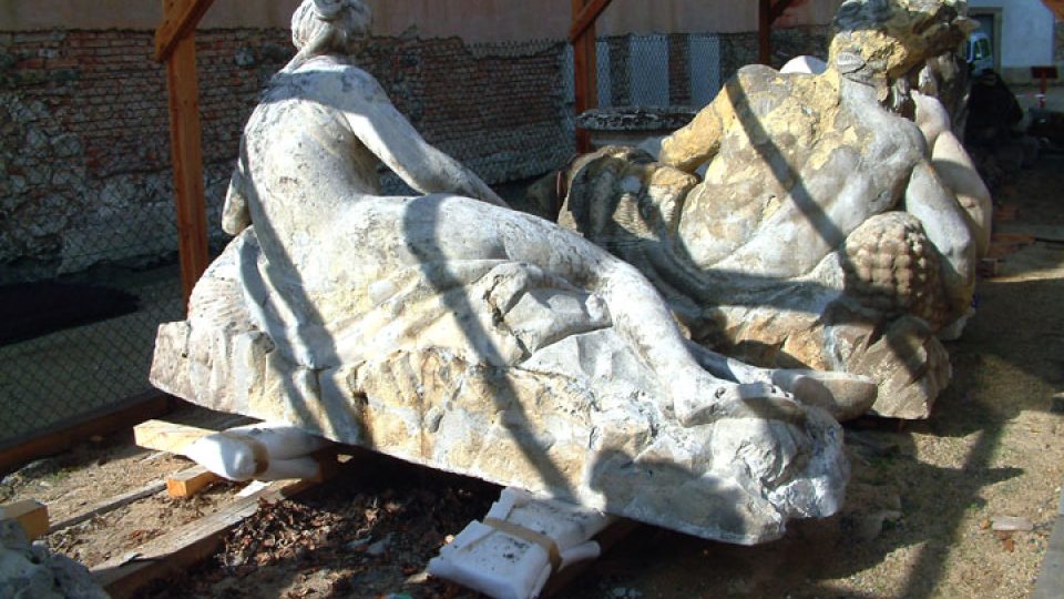 Očištěná socha Néreidky před aplikací zpěvňovače