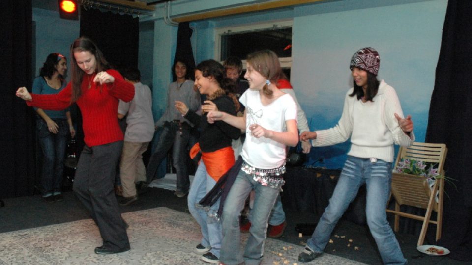 Petra Gelbartová předvádí s romskými dětmi tance