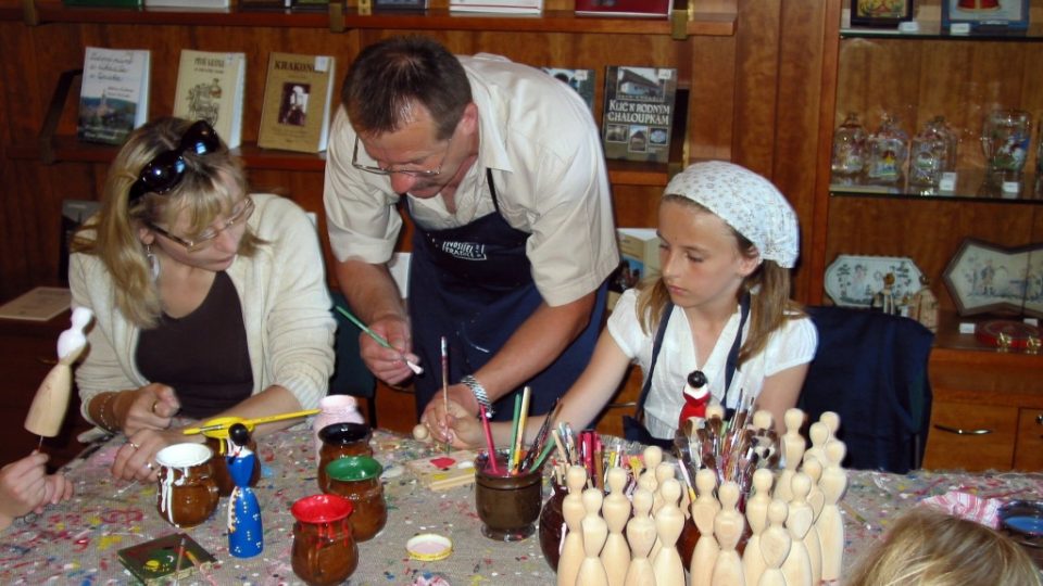 Každoroční výtvarná dílna pro děti - malování dřevěných lidových hraček pod vedením mistra lidové výroby Zdeňka Bukáčka z Vysočiny.