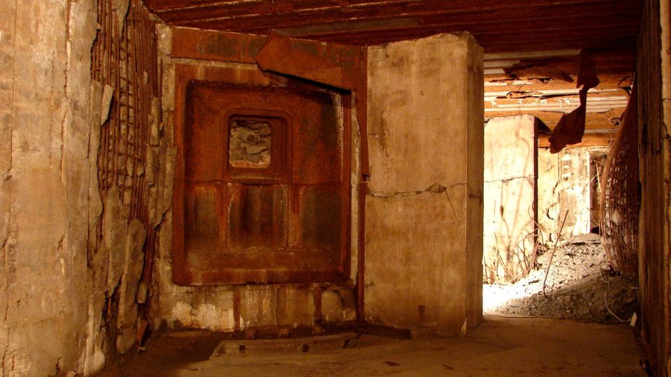 Bojové patro objektu K-S 11, jehož 3, 5 metru silné železobetonové stěny odolaly testům nacistické tajné zbraně Röchling | foto: Luděk Vávra Bojové patro objektu K-S 11, jehož 3,5 metru silné železobetonové stěny odolaly testům nacistické tajné zbraně Röchling