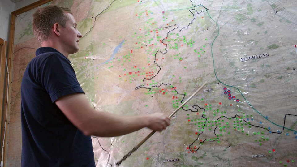 Roly Clark z nevládní organizace Halo Trust ukazuje na mapě, kde je v Náhorním Karabachu nejvíce minových polí
