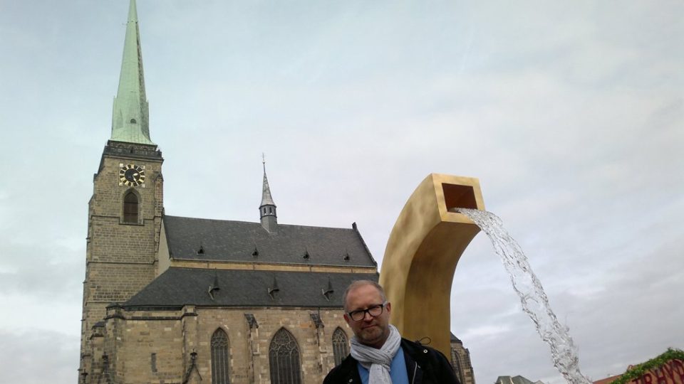 Architekt Jiří Boudník u jedné z kašen na plzeňském Náměstí Republiky. Za ním chrám sv. Bartoloměje