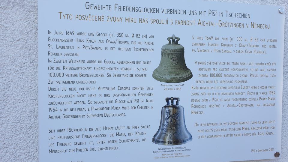 Dvojjazyčný nápis v Grötzingenu, který vysvětluje vracení zvonů