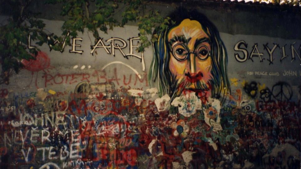 Lennonova zeď v listopadu roku 1993