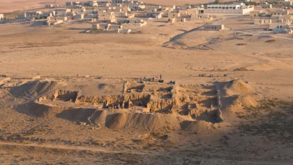 Španělští vědci zkoumají 10 500 let stará naleziště v Sýrii. Na dvou z nich, Tell Ramad a Tell Halula, se našly kostry patnácti lidí, z nichž izolovali mitochondriální DNA