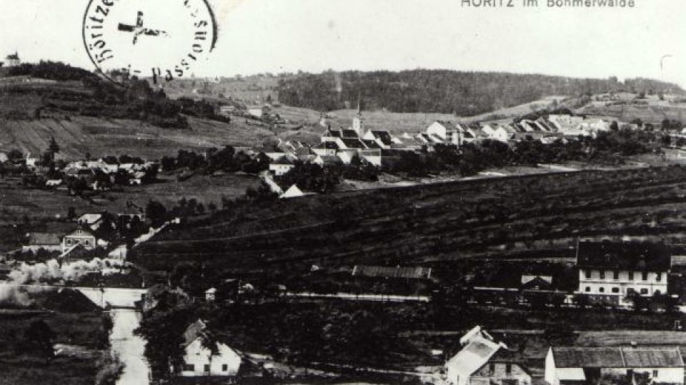 Pohled na Hořice na Šumavě, vlevo kaple Panny Marie Bolestné a areál pašijových her, 1905