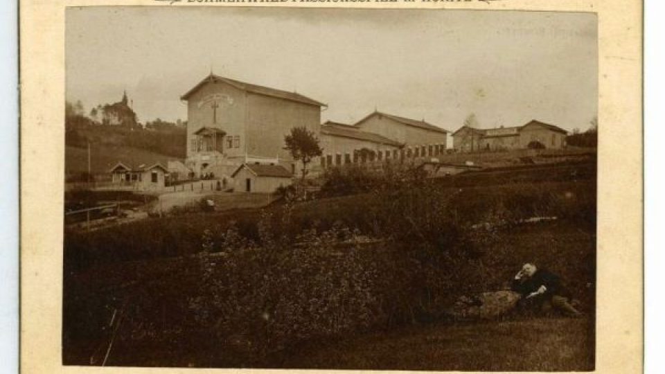 Pašijové divadlo v Hořicích na Šumavě a kaple Panny Marie Bolestné, 1894