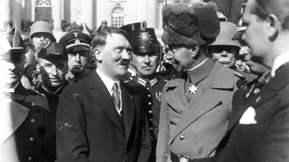 Kancléř Adolf Hitler a korunní princ Vilém v Postupimi 21. března 1933