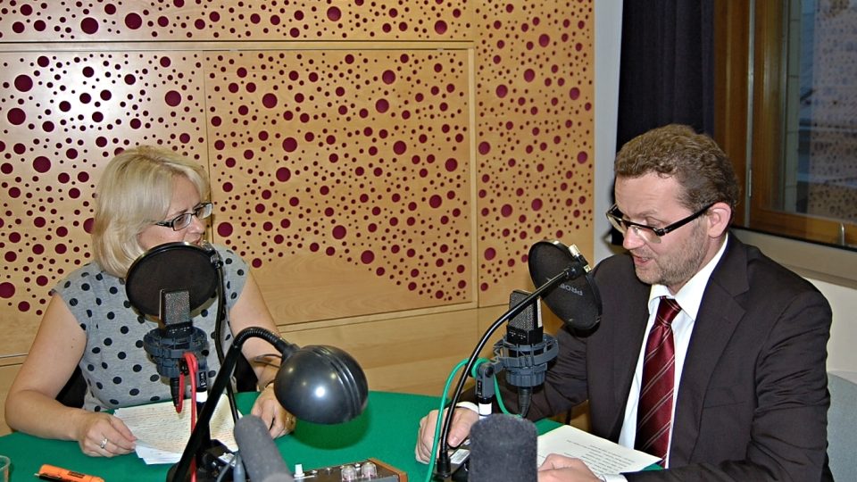 Redaktorka Ivana Denčevová ve studiu s historikem Michalem Stehlíkem