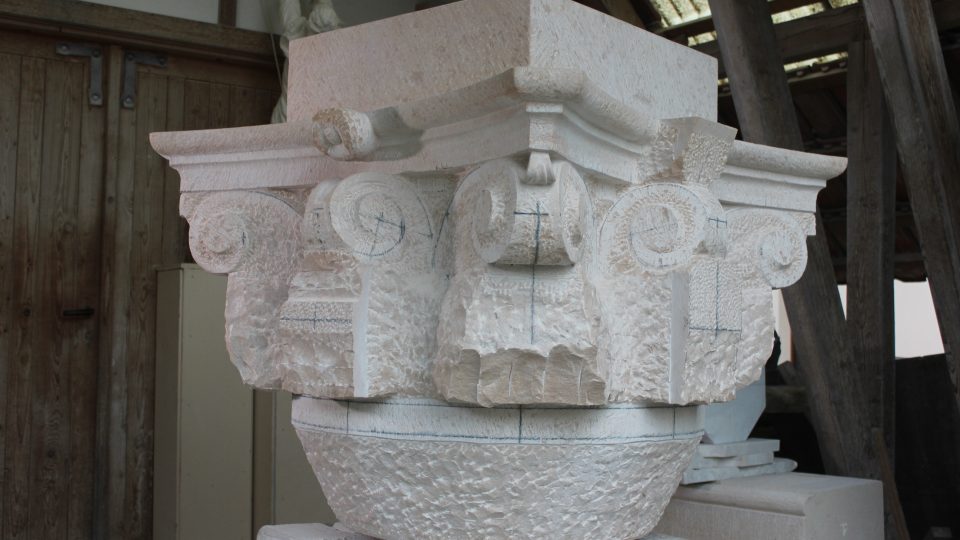 Korintská hlavice, na níž bude umístěna socha Immaculaty