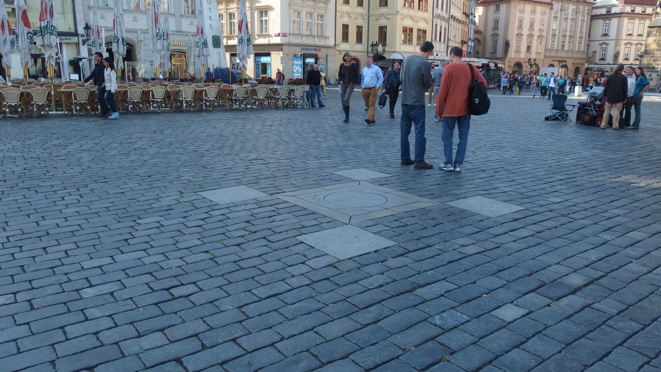 Původní místo Mariánského sloupu na Staroměstském náměstí v blízkosti pražského poledníku