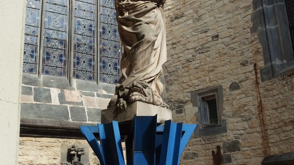 První kamenná kopie Panny Marie Neposkvrněné od Petra Váni. Stojí u Týnského chrámu na provizorním podstavci