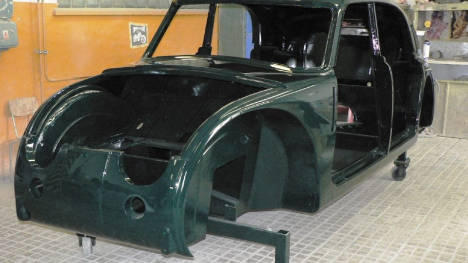 Říjen 2009 - karoserie tatry v lakýrně