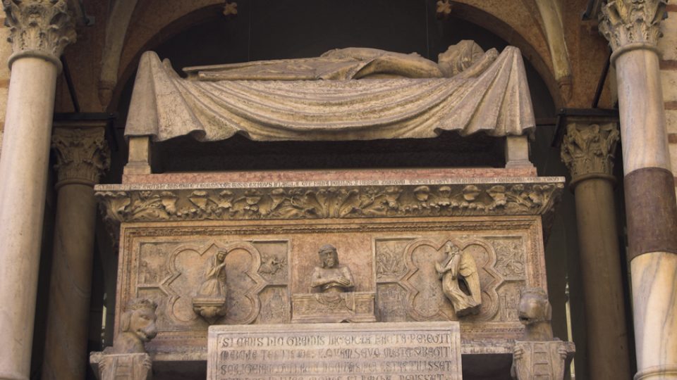 Mramorová hrobka Cangrandeho della Scally na nádvoří veronského kostela Santa Maria Antica