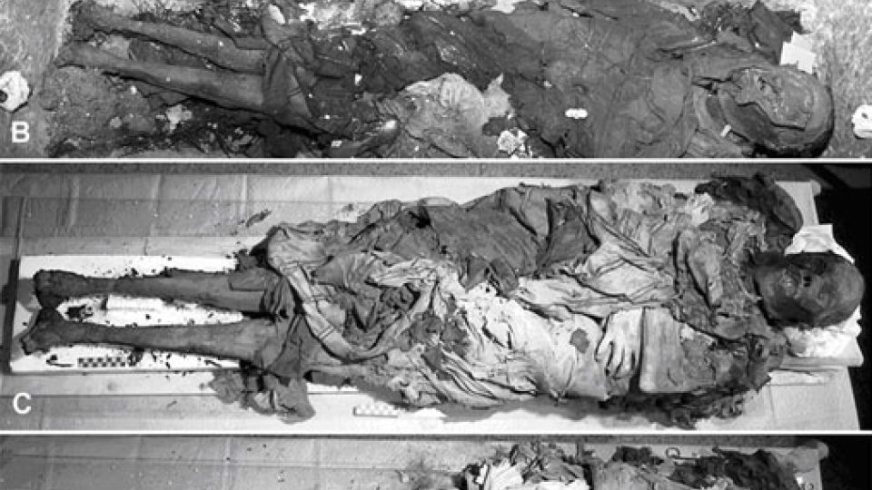 Pohledy na Cangrandeho mumii ležící v hrobce