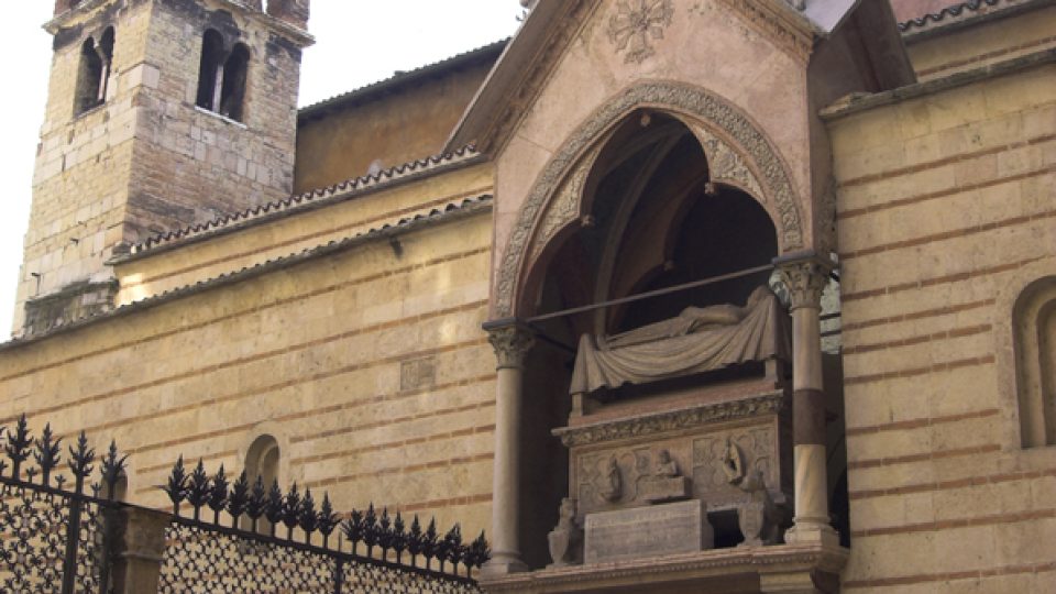 Mramorová hrobka Cangrandeho della Scally na nádvoří veronského kostela Santa Maria Antica