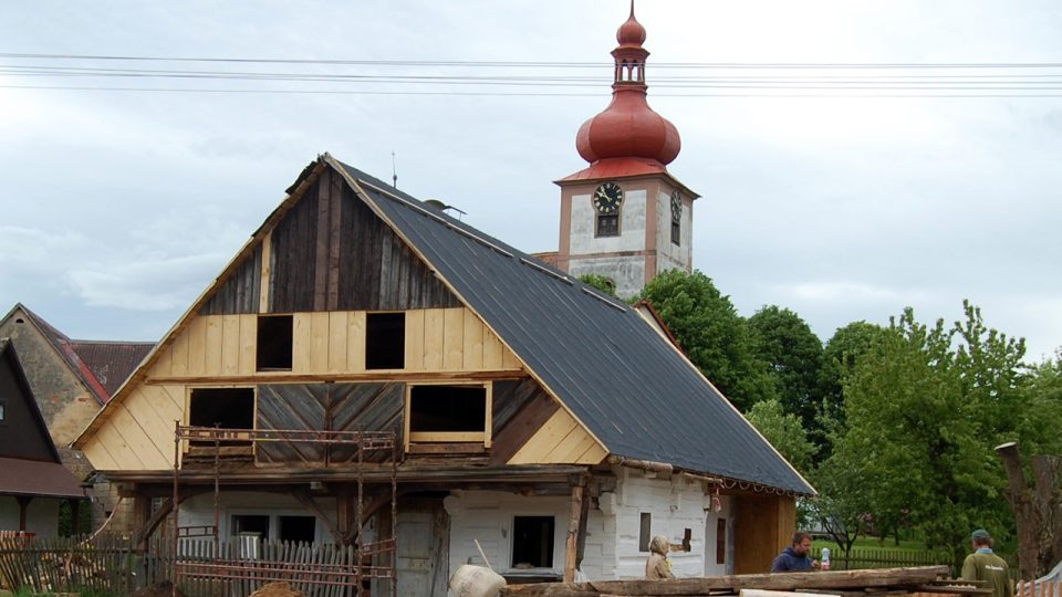 Z průběhu rekonstrukce poloroubeného podsíňového domu v Radimi u Jičína s č.p.41