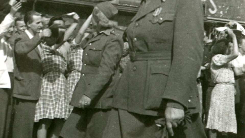 Praha, 17. květen 1945. Přehlídka vojenských jednotek západní a východní fronty, v jejichž čele jel generál Karel Klapálek