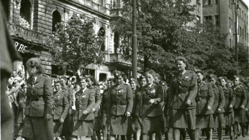 Praha, 17. květen 1945. Přehlídka vojenských jednotek západní a východní fronty, v jejichž čele jel generál Karel Klapálek