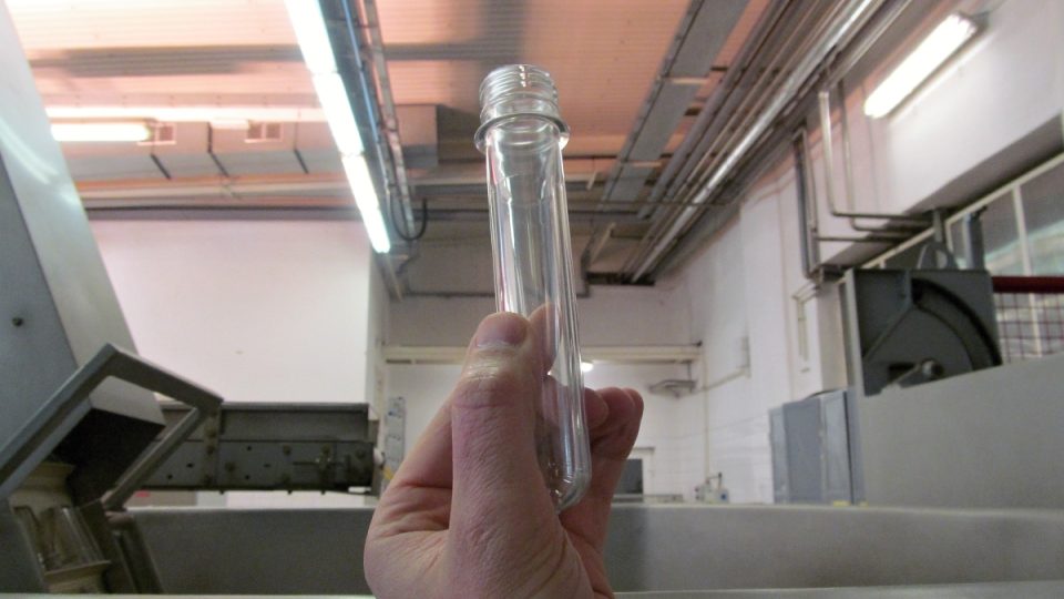 Polotovar, ze kterého vznikne velká plastová lahev