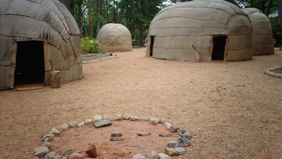 Rekonstrukce Powhatanova sídla u dnešního Jamestownu