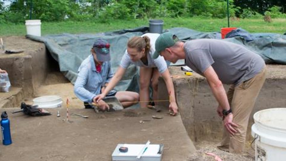 Archeologové z týmu vedeného Martinem Gallivanem objevili v dávné indiánské osadě Kiskiack narudlé kusy kamene
