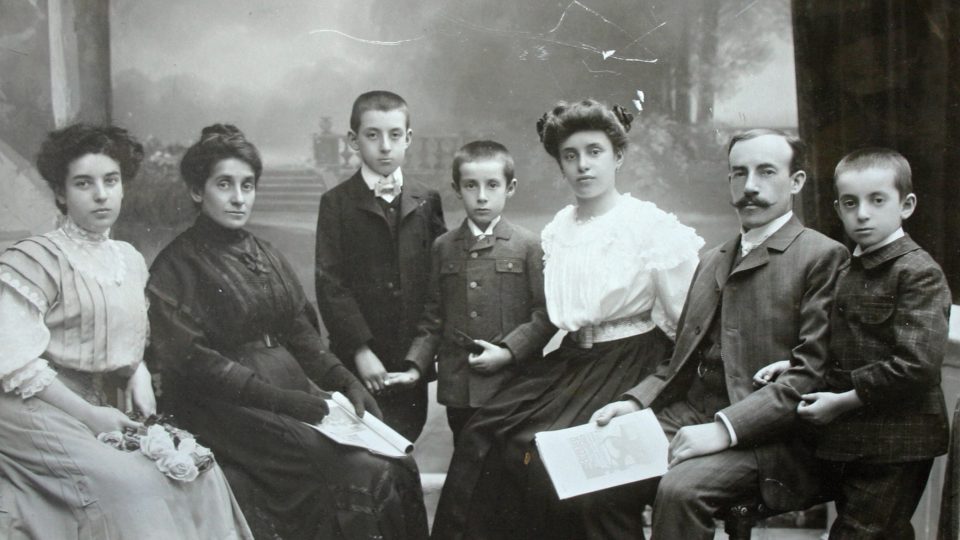 Rodina bankovního úředníka Mořice Lederera z Lokte nad Ohří. Syn František uprostřed - jako jediný válku přežil, všichni ostatní zahynuli v plynových komorách