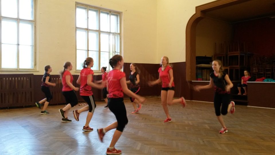 Trénink holek, které skáčou závodně přes švihadlo