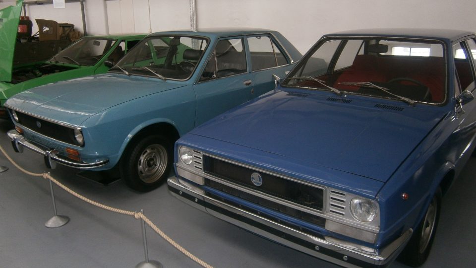 Vlevo Škoda 720 - pokus o české BMW a vpravo Škoda 781 z počátku 80. let