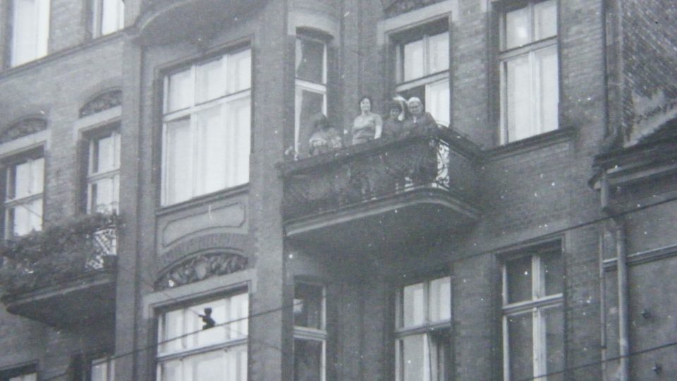 Dům v Poznani - detail balkónu bytu, ve kterém Marie Šupíková žila, mávající M. Šupíková při návštěvě v roce 1967