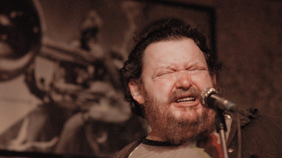 Radomil Uhlíř improvizuje v žižkovském hudebním klubu s kytaristou Joe Karafiátem