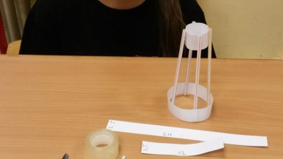 Klára a pomůcky na raketu. Vyrobte si svoji vlastní raketu, potřebujete jen dva pruhy papíru, brčka, lepící pásku a nůžky. | foto: Šárka Fenyková, Český rozhlas Klára a pomůcky na raketu. Vyrobte si svoji vlastní raketu, potřebujete jen dva pruhy papíru, brčka, lepící pásku a nůžky.