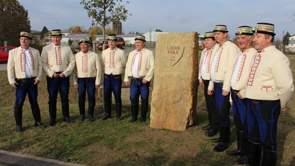 Mužský pěvecký sbor Dolněmčané u památného kamene