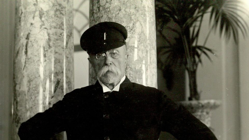 Prezident T. G. Masaryk v tmavé verzi svého sportovně laděného vycházkového „stejnokroje“