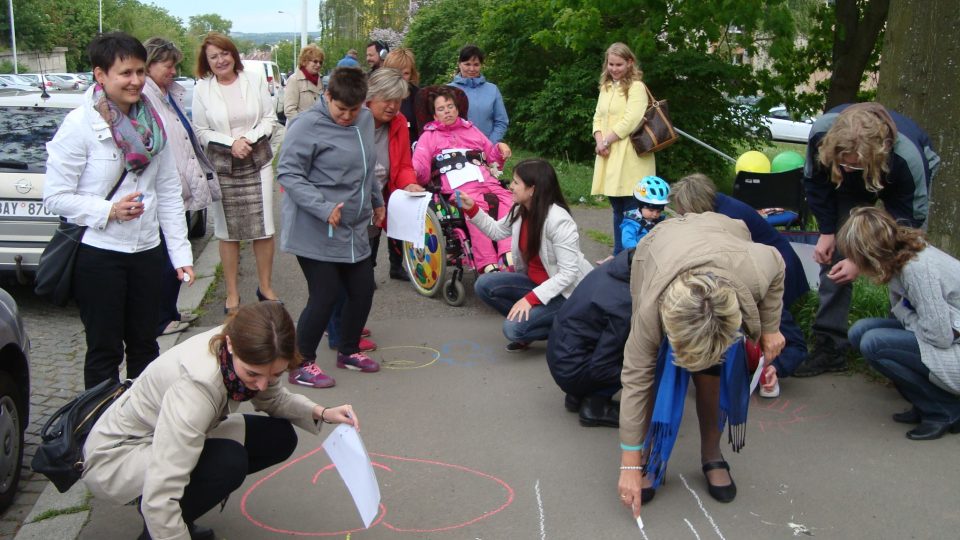 Díky společnosti Alfa Human Service si při společné akci mohou lidé vyzkoušet, jak náročná může být péče o handicapované dítě