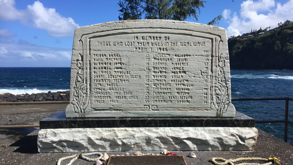 Památník v Laupahoehoe připomíná jména převážně dětských obětí tsunami z místní školy